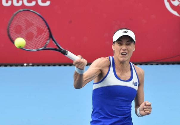 (251029) -- HONG KONG, Oct. 29, 2025 -- Sorana Cirstea hits a return during the women s singles round of 16 match between Sorana Cirstea of Romania and Ajla Tomljanovic of Australia at the WTA, Tennis Damen Hong Kong Open tennis tournament in Hong Kong, China, Oct. 29, 2025. ) (SP)CHINA-HONG KONG-TENNIS-WTA HONG KONG OPEN (CN) LoxPingxFai 
