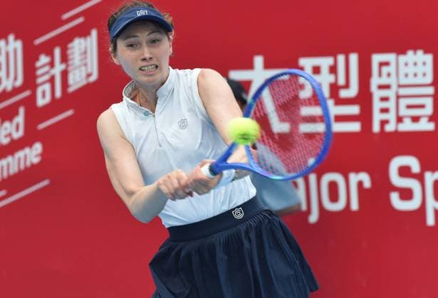 (251029) -- HONG KONG, Oct. 29, 2025 -- Cristina Bucsa hits a return during the women s singles round of 16 match between Emiliana Arango of Colombia and Cristina Bucsa of Spain at the WTA, Tennis Damen Hong Kong Open tennis tournament in Hong Kong, China, Oct. 29, 2025. ) (SP)CHINA-HONG KONG-TENNIS-WTA HONG KONG OPEN (CN) LoxPingxFai 