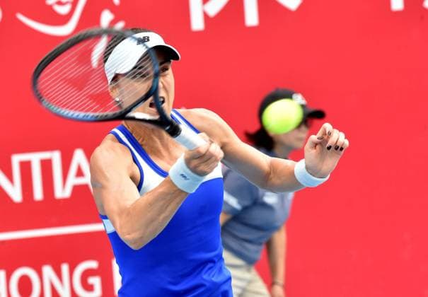 (251029) -- HONG KONG, Oct. 29, 2025 -- Sorana Cirstea hits a return during the women s singles round of 16 match between Sorana Cirstea of Romania and Ajla Tomljanovic of Australia at the WTA, Tennis Damen Hong Kong Open tennis tournament in Hong Kong, China, Oct. 29, 2025. ) (SP)CHINA-HONG KONG-TENNIS-WTA HONG KONG OPEN (CN) LoxPingxFai 