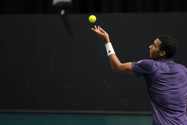 October 29, 2025, Nanterre, Hauts De Seine, France: FELIX AUGER ALIASSIME (CAN) returns the ball to ALEXANDRE MULLER (FRA) during the second round of Rolex Paris Masters 1000 tournament at La Defense Arena Stadium - Nanterre - France..Auger Aliassime won 5:7 7:6 7:6. Nanterre France - ZUMAp119 20251029_zaf_p119_038 Copyright: xPierrexSteveninx