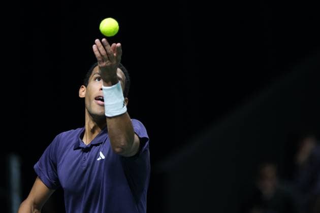 October 29, 2025, Nanterre, Hauts De Seine, France: FELIX AUGER ALIASSIME (CAN) returns the ball to ALEXANDRE MULLER (FRA) during the second round of Rolex Paris Masters 1000 tournament at La Defense Arena Stadium - Nanterre - France..Auger Aliassime won 5:7 7:6 7:6. Nanterre France - ZUMAp119 20251029_zaf_p119_039 Copyright: xPierrexSteveninx