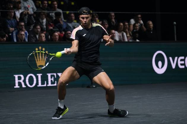 October 29, 2025, Nanterre, Hauts De Seine, France: ALEXANDRE MULLER (FRA) returns the ball to FELIX AUGER ALIASSIME (CAN) during the second round of Rolex Paris Masters 1000 tournament at La Defense Arena Stadium - Nanterre - France..Auger Aliassime won 5:7 7:6 7:6. Nanterre France - ZUMAp119 20251029_zaf_p119_040 Copyright: xPierrexSteveninx
