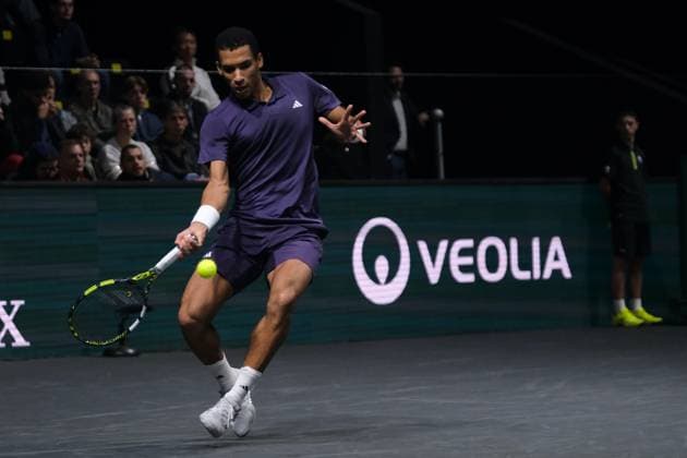 October 29, 2025, Nanterre, Hauts De Seine, France: FELIX AUGER ALIASSIME (CAN) returns the ball to ALEXANDRE MULLER (FRA) during the second round of Rolex Paris Masters 1000 tournament at La Defense Arena Stadium - Nanterre - France..Auger Aliassime won 5:7 7:6 7:6. Nanterre France - ZUMAp119 20251029_zaf_p119_041 Copyright: xPierrexSteveninx