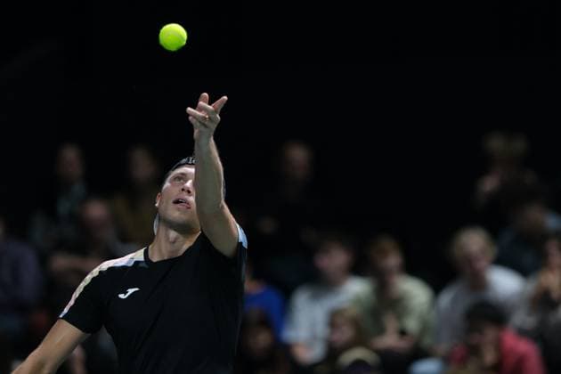 October 29, 2025, Nanterre, Hauts De Seine, France: ALEXANDRE MULLER (FRA) returns the ball to FELIX AUGER ALIASSIME (CAN) during the second round of Rolex Paris Masters 1000 tournament at La Defense Arena Stadium - Nanterre - France..Auger Aliassime won 5:7 7:6 7:6. Nanterre France - ZUMAp119 20251029_zaf_p119_042 Copyright: xPierrexSteveninx