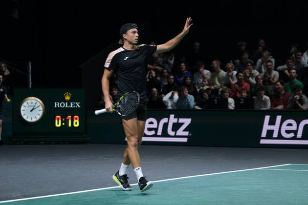 October 29, 2025, Nanterre, Hauts De Seine, France: ALEXANDRE MULLER (FRA) returns the ball to FELIX AUGER ALIASSIME (CAN) during the second round of Rolex Paris Masters 1000 tournament at La Defense Arena Stadium - Nanterre - France..Auger Aliassime won 5:7 7:6 7:6. Nanterre France - ZUMAp119 20251029_zaf_p119_043 Copyright: xPierrexSteveninx