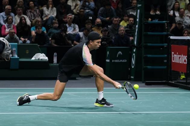 October 29, 2025, Nanterre, Hauts De Seine, France: ALEXANDRE MULLER (FRA) returns the ball to FELIX AUGER ALIASSIME (CAN) during the second round of Rolex Paris Masters 1000 tournament at La Defense Arena Stadium - Nanterre - France..Auger Aliassime won 5:7 7:6 7:6. Nanterre France - ZUMAp119 20251029_zaf_p119_044 Copyright: xPierrexSteveninx