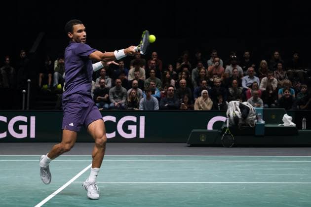 October 29, 2025, Nanterre, Hauts De Seine, France: FELIX AUGER ALIASSIME (CAN) returns the ball to ALEXANDRE MULLER (FRA) during the second round of Rolex Paris Masters 1000 tournament at La Defense Arena Stadium - Nanterre - France..Auger Aliassime won 5:7 7:6 7:6. Nanterre France - ZUMAp119 20251029_zaf_p119_048 Copyright: xPierrexSteveninx