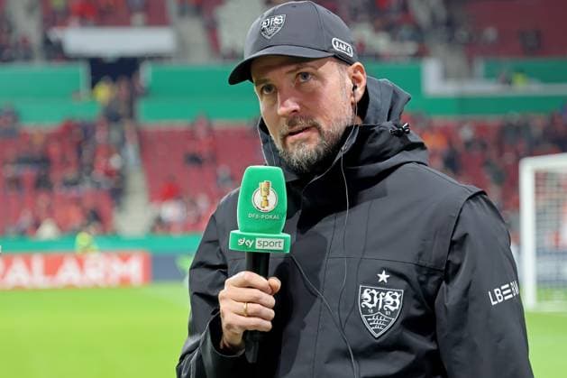 Mainz, Germany October 29, 2025 DFB Pokal 2025 2026 1 FSV Mainz 05 vs VfB Stuttgart In picture coach Sebastian Hoeneß Hoeness Stuttgart during TV interview with broadcaster skysport with microphone in hand DFB regulations prohibit any use of photographs as image sequences and or quasi video Mewa Arena Rheinland Pfalz Copyright: xFotostandx xRacochax