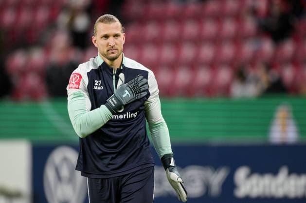 Soccer, DFB Pokal, 20251029, FSV Mainz 05 VfB Stuttgart In the picture Goalkeeper Robin ZENTNER Mainz, 27 Warm-up taps on chest Logo Mainz MEWA Arena Rheinland Pfalz Germany Copyright: Passion2Press MarkusxFischerx
