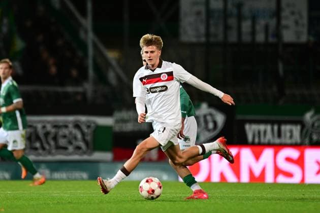 Soccer I Men I Season 2025 2026 I Regionalliga Nord I 16 Matchday I VfB Lübeck FC St Pauli II I 28 10 2025 Erik Ahlstrand 21, FC St Pauli II Lübeck Stadion Lohmühle Schleswig Holstein Germany Copyright: xLobeca FelixxSchlikisx