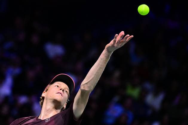 TENNIS : Rolex Paris Masters - Paris - 29 10 2025 Jannik Sinner ( Italy ) serves during the Rolex Paris Masters at Paris La Defense Arena on October 29, 2025 in Nanterre, France. (Photo by Federico Pestellini PSNewz ) ParisFrance  Copyright: xFedericoxPestellinix