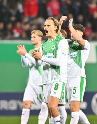 29 10 2025 Soccer Season 2025 2026 DFB Pokal Club Cup 02 Round SpVgg Greuther Fürth Kleeblatt 1 FC Kaiserslautern FCK Rote Teufel Sportfoto Zink MeZi xmexzix regulations prohibit any use of photographs as image sequences and or quasi video Mathias Flaga Olesen 8, SpVgg Greuther Fürth Jubel Freude