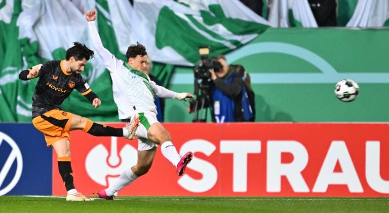 29 10 2025 Soccer season 2025 2026 DFB Pokal Club Cup 02 round SpVgg Greuther Fürth Kleeblatt 1 FC Kaiserslautern FCK Rote Teufel Sportfoto Zink xwoxzix regulations prohibit any use of photographs as image sequences and or quasi video Florian Kleinhansl 3, 1 FC Kaiserslautern FCK Lukas Reich 2, SpVgg Greuther Fürth