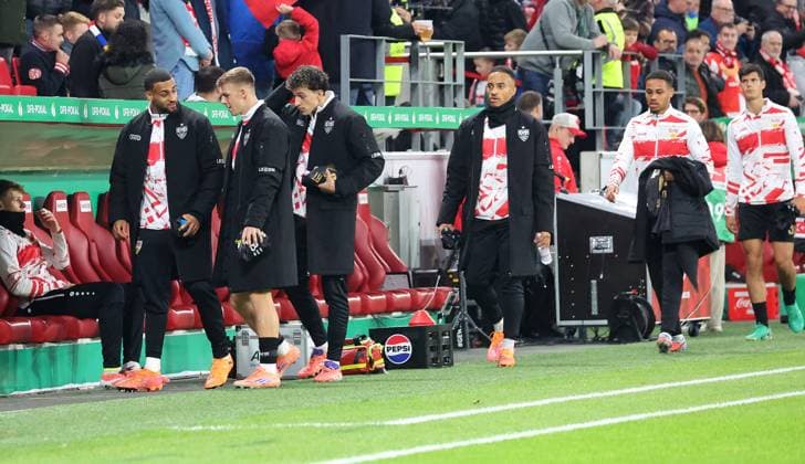 29 10 2025, Germany, Mainz, Soccer DFB Cup 2 round, Season 2025 2026, 1 FSV Mainz 05 vs VfB Stuttgart, VfB on the way to the bench
