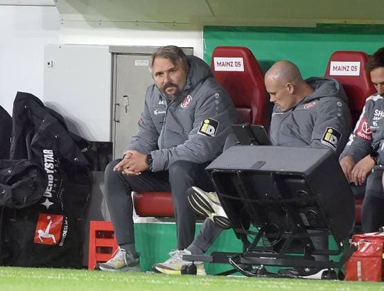29 10 2025, xhbx, Fußball DFB Pokal 2 Runde, FSV Mainz 05 VfB Stuttgart v l Co Trainer Michael Silberbauer FSV Mainz 05 DFL DFB REGULATIONS PROHIBIT ANY USE OF PHOTOGRAPHS as IMAGE SEQUENCES and or QUASI VIDEO Mainz