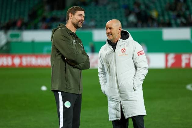 Head coach Thomas Kleine Spvgg Greuther Fuerth , left, in conversation with head coach Torsten Lieberknecht 1 FC Kaiserslautern , SpVgg Greuther Fuerth vs 1 FC Kaiserslautern, Football, Men, DFL, DFB Pokal, Season 2025 2026, Sportpark Ronhof Thomas Sommer, Second round, 29 10 2025 Fuerth Bayern Germany Copyright: xkolbert-press MartinxAgüerax