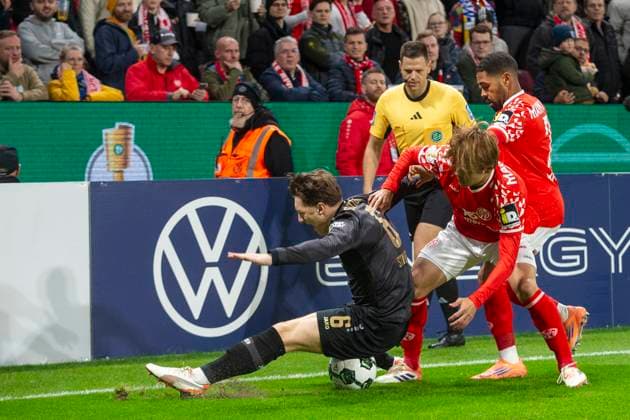 GER, Mainz, Soccer, DFB Cup, 2nd main round, FSV Mainz 05 vs VFB Stuttgart in the picture from l Angelo Stiller VFB Stuttgart 06 , Kaishu Sano FSV Mainz 05 06 , duel 29 10 2025, MEWA Arena Mainz DFB REGULATIONS PROHIBIT ANY USE OF PHOTOGRAPHS AS IMAGE SEQUENCES AND OR QUASI VIDEO, Copyright: HMBxMedia PaulxFritz