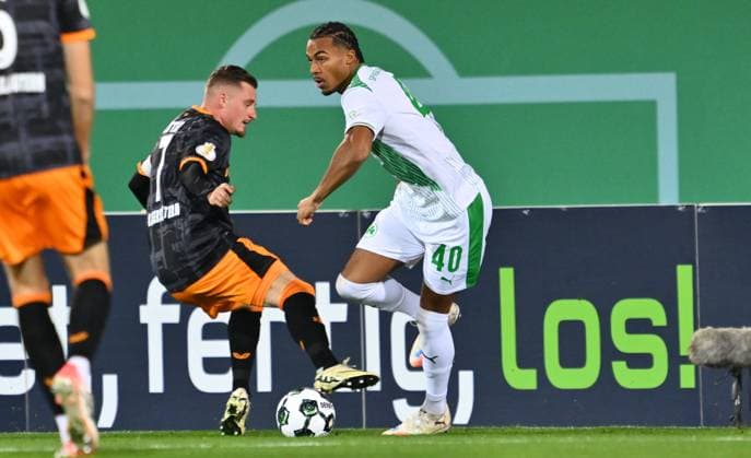 29 10 2025 Soccer season 2025 2026 DFB Pokal Club Cup 02 round SpVgg Greuther Fürth Kleeblatt 1 FC Kaiserslautern FCK Rote Teufel Sportfoto Zink xwoxzix regulations prohibit any use of photographs as image sequences and or quasi video Marlon Ritter 7, 1 FC Kaiserslautern FCK David Abrangao 40, SpVgg Greuther Fürth