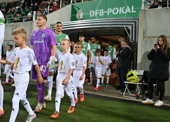 29 10 2025 Soccer Season 2025 2026 DFB Pokal Club Cup 02 Round SpVgg Greuther Fürth Kleeblatt 1 FC Kaiserslautern FCK Rote Teufel Sportfoto Zink xwoxzix regulations prohibit any use of photographs as image sequences and or quasi video Silas Prüfrock 43, SpVgg Greuther Fürth runs in
