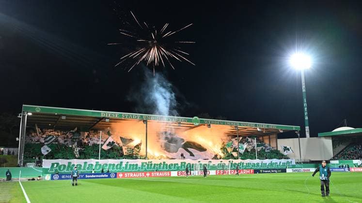 29 10 2025 Football Season 2025 2026 DFB Pokal Club Cup 02 Round SpVgg Greuther Fürth Kleeblatt 1 FC Kaiserslautern FCK Rote Teufel Sportfoto Zink xwoxzix regulations prohibit any use of photographs as image sequences and or quasi video Choreo Choreography Pyro Pyrotechnik Bengalos Bengalfackel Rauch Greutherfürthfans Fans Fanblock Kleeblattfans