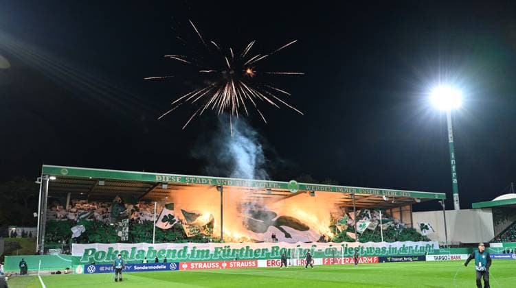 29 10 2025 Soccer Season 2025 2026 DFB Pokal Club Cup 02 Round SpVgg Greuther Fürth Kleeblatt 1 FC Kaiserslautern FCK Rote Teufel Sportfoto Zink xwoxzix regulations prohibit any use of photographs as image sequences and or quasi video Choreo Choreography Pyro Pyrotechnik Bengalos Bengalfackel Rauch Greutherfürthfans Fans Fanblock Kleeblattfans Feuerwerk