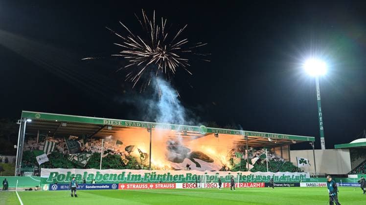 29 10 2025 Soccer Season 2025 2026 DFB Pokal Club Cup 02 Round SpVgg Greuther Fürth Kleeblatt 1 FC Kaiserslautern FCK Rote Teufel Sportfoto Zink xwoxzix regulations prohibit any use of photographs as image sequences and or quasi video Choreo Choreography Pyro Pyrotechnik Bengalos Bengalfackel Rauch Greutherfürthfans Fans Fanblock Kleeblattfans Feuerwerk