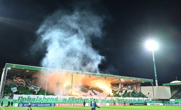 29 10 2025 Soccer Season 2025 2026 DFB Pokal Club Cup 02 Round SpVgg Greuther Fürth Kleeblatt 1 FC Kaiserslautern FCK Rote Teufel Sportfoto Zink xwoxzix regulations prohibit any use of photographs as image sequences and or quasi video Choreo Choreography Pyro Pyrotechnik Bengalos Bengalfackel Rauch Greutherfürthfans Fans Fanblock Kleeblattfans Feuerwerk