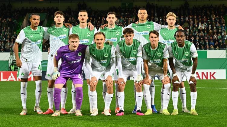 29 10 2025 Football season 2025 2026 DFB Pokal Vereinspokal 02 Runde SpVgg Greuther Fürth Kleeblatt 1 FC Kaiserslautern FCK Rote Teufel Sportfoto Zink xwoxzix regulations prohibit any use of photographs as image sequences and or quasi video Mannschaft Team Fürth vor Spielbeginn from left David Abrangao 40, SpVgg Greuther Fürth Reno Münz Muenz 5, SpVgg Greuther Fürth Silas Prüfrock 43, SpVgg Greuther Fürth Philipp Ziereis 4, SpVgg Greuther Fürth Mathias Flaga Olesen 8, SpVgg Greuther Fürth Branimir Hrgota 10, SpVgg Greuther Fürth Lukas Reich 2, SpVgg Greuther Fürth Maximilian Solomon Dietz 33, SpVgg Greuther Fürth Felix Klaus 30, SpVgg Greuther Fürth Marco John 24, SpVgg Greuther Fürth Noel Futkeu 9, SpVgg Greuther Fürth