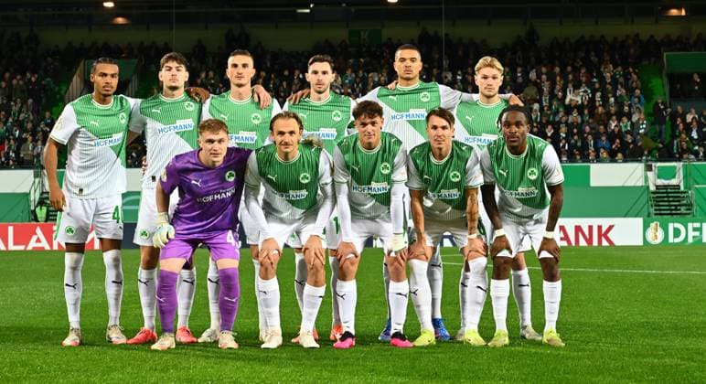 29 10 2025 Football season 2025 2026 DFB Pokal Vereinspokal 02 Runde SpVgg Greuther Fürth Kleeblatt 1 FC Kaiserslautern FCK Rote Teufel Sportfoto Zink xwoxzix regulations prohibit any use of photographs as image sequences and or quasi video Mannschaft Team Fürth vor Spielbeginn from left David Abrangao 40, SpVgg Greuther Fürth Reno Münz Muenz 5, SpVgg Greuther Fürth Silas Prüfrock 43, SpVgg Greuther Fürth Philipp Ziereis 4, SpVgg Greuther Fürth Mathias Flaga Olesen 8, SpVgg Greuther Fürth Branimir Hrgota 10, SpVgg Greuther Fürth Lukas Reich 2, SpVgg Greuther Fürth Maximilian Solomon Dietz 33, SpVgg Greuther Fürth Felix Klaus 30, SpVgg Greuther Fürth Marco John 24, SpVgg Greuther Fürth Noel Futkeu 9, SpVgg Greuther Fürth