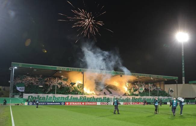 29 10 2025 Soccer Season 2025 2026 DFB Pokal Club Cup 02 Round SpVgg Greuther Fürth Kleeblatt 1 FC Kaiserslautern FCK Rote Teufel Sportfoto Zink DaMa xdaxmax regulations prohibit any use of photographs as image sequences and or quasi video Pyrotechnik Pyro Bengalfackeln Bengalfackeln Rauch im Heimblock der Kleeblattfans