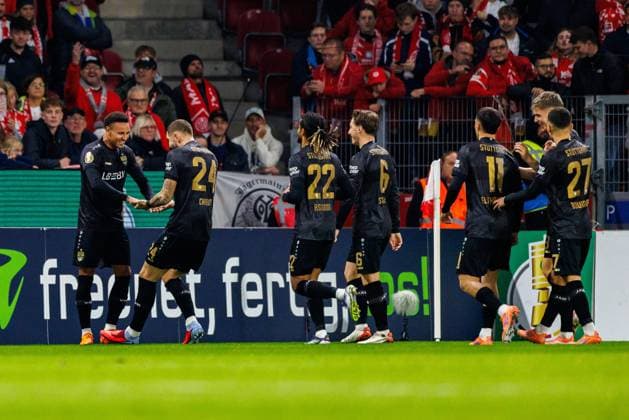 MAINZ, DEUTSCHLAND - OCTOBER 29: Luca Jaquez (VfB Stuttgart, 14) celebrates scoring his team s first goal with teammates during the DFB Pokal match between DFB Pokal: 1. FSV Mainz 05 vs. VfB Stuttgart at MEWA Arena on matchday 2 of the DFB Pokal on October 29, 2025 in Mainz, Deutschland. DFL REGULATIONS PROHIBIT ANY USE OF PHOTOGRAPHS AS IMAGE SEQUENCES AND OR QUASI-VIDEO. Rheinland-Pfalz Deutschland Copyright: xBEAUTIFULxSPORTS Hahnex