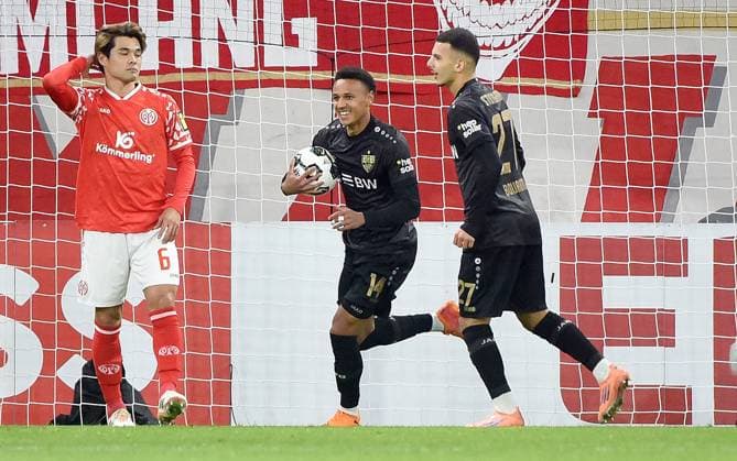 29 10 2025, xhbx, Fußball DFB Pokal 2 Runde, FSV Mainz 05 VfB Stuttgart v l Torjubel, Goal celebration, celebrate the goal 0 1 durch Luca Jaquez VfB Stuttgart DFL DFB REGULATIONS PROHIBIT ANY USE OF PHOTOGRAPHS as IMAGE SEQUENCES and or QUASI VIDEO Mainz