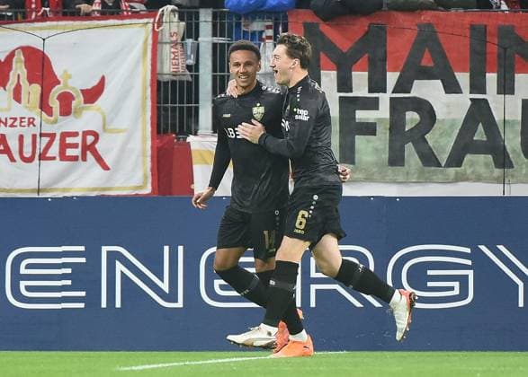 29 10 2025, xhbx, Fußball DFB Pokal 2 Runde, FSV Mainz 05 VfB Stuttgart v l Torjubel, Goal celebration, celebrate the goal 0 1 durch Luca Jaquez VfB Stuttgart , Angelo Stiller VfB Stuttgart DFL DFB REGULATIONS PROHIBIT ANY USE OF PHOTOGRAPHS as IMAGE SEQUENCES and or QUASI VIDEO Mainz