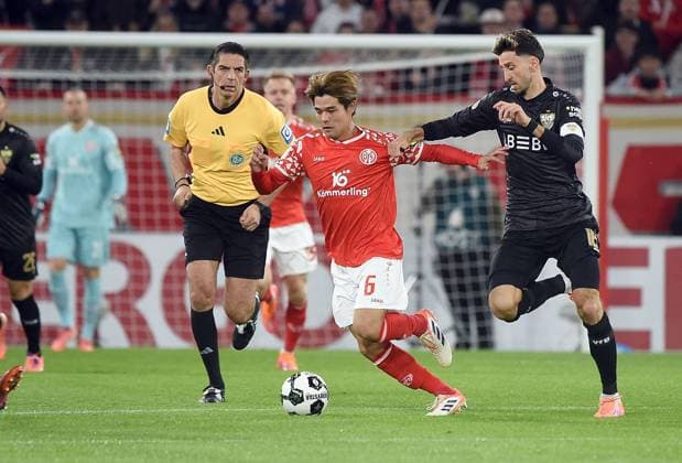 29 10 2025, xhbx, Fußball DFB Pokal 2 Runde, FSV Mainz 05 VfB Stuttgart v l Deniz Aytekin DFB Schiedsrichter , Kaishu Sano FSV Mainz 05 DFL DFB REGULATIONS PROHIBIT ANY USE OF PHOTOGRAPHS as IMAGE SEQUENCES and or QUASI VIDEO Mainz