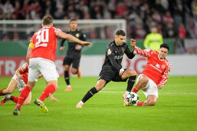 Soccer, DFB Pokal, 20251029, FSV Mainz 05 VfB Stuttgart In the picture from l Badredine BOUANANI Suttgart, 27 , Nadiem AMIRI Mainz, 10 Grätsche Zweikampf Ball Mainz MEWA Arena Rheinland Pfalz Germany Copyright: Passion2Press MarkusxFischerx