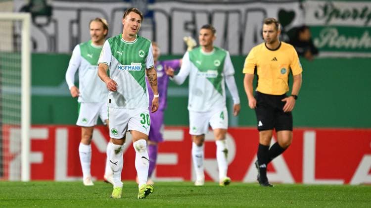 29 10 2025 Football season 2025 2026 DFB Pokal Vereinspokal 02 Runde SpVgg Greuther Fürth Kleeblatt 1 FC Kaiserslautern FCK Rote Teufel Sportfoto Zink xwoxzix regulations prohibit any use of photographs as image sequences and or quasi video Felix Klaus 30, SpVgg Greuther Fürth disappointed disappointment after conceding goal to 0 1