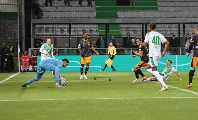 29 10 2025 Soccer season 2025 2026 DFB Pokal Club Cup 02 round SpVgg Greuther Fürth Kleeblatt 1 FC Kaiserslautern FCK Rote Teufel Sportfoto Zink DaMa xdaxmax regulations prohibit any use of photographs as image sequences and or quasi video Felix Klaus 30, SpVgg Greuther Fürth with shot on goal gg Simon Simoni 25, 1 FC Kaiserslautern FCK