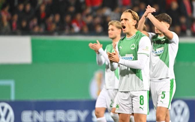 29 10 2025 Soccer Season 2025 2026 DFB Pokal Club Cup 02 Round SpVgg Greuther Fürth Kleeblatt 1 FC Kaiserslautern FCK Rote Teufel Sportfoto Zink MeZi xmexzix regulations prohibit any use of photographs as image sequences and or quasi video Mathias Flaga Olesen 8, SpVgg Greuther Fürth Jubel Freude