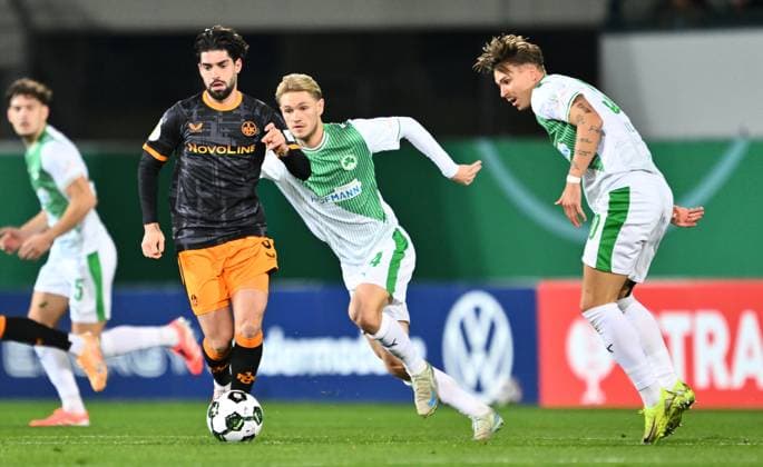 29 10 2025 Football season 2025 2026 DFB Pokal Club Cup 02 round SpVgg Greuther Fürth Kleeblatt 1 FC Kaiserslautern FCK Rote Teufel Sportfoto Zink xwoxzix regulations prohibit any use of photographs as image sequences and or quasi video Semih Sahin 8, 1 FC Kaiserslautern FCK Marco John 24, SpVgg Greuther Fürth Felix Klaus 30, SpVgg Greuther Fürth
