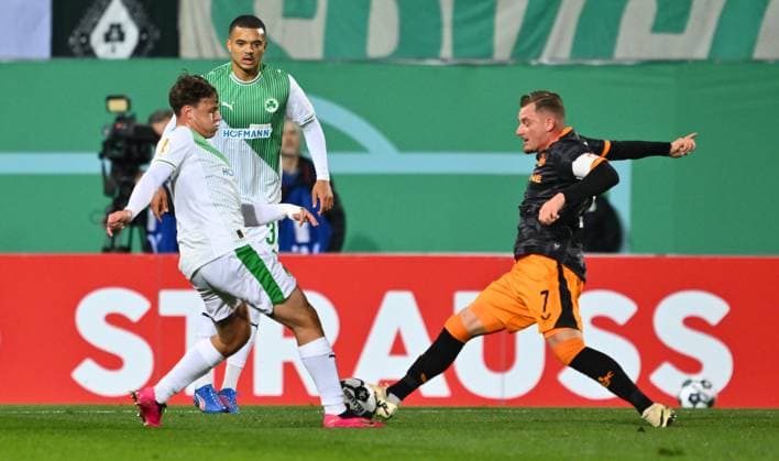 29 10 2025 Soccer Season 2025 2026 DFB Pokal Club Cup 02 Round SpVgg Greuther Fürth Kleeblatt 1 FC Kaiserslautern FCK Rote Teufel Sportfoto Zink xwoxzix regulations prohibit any use of photographs as image sequences and or quasi video Lukas Reich 2, SpVgg Greuther Fürth Marlon Ritter 7, 1 FC Kaiserslautern FCK Zweikampf vor Gegentor Tor zum 0 1