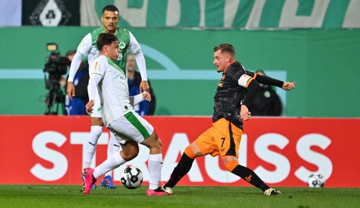 29 10 2025 Soccer Season 2025 2026 DFB Pokal Club Cup 02 Round SpVgg Greuther Fürth Kleeblatt 1 FC Kaiserslautern FCK Rote Teufel Sportfoto Zink xwoxzix regulations prohibit any use of photographs as image sequences and or quasi video Lukas Reich 2, SpVgg Greuther Fürth Marlon Ritter 7, 1 FC Kaiserslautern FCK Zweikampf vor Gegentor Tor zum 0 1