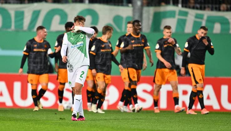 29 10 2025 Football season 2025 2026 DFB Pokal Vereinspokal 02 Runde SpVgg Greuther Fürth Kleeblatt 1 FC Kaiserslautern FCK Rote Teufel Sportfoto Zink xwoxzix regulations prohibit any use of photographs as image sequences and or quasi video Lukas Reich 2, SpVgg Greuther Fürth disappointed disappointment after conceding goal to 0 1 by Naatan Skyttä 15, 1 FC Kaiserslautern FCK