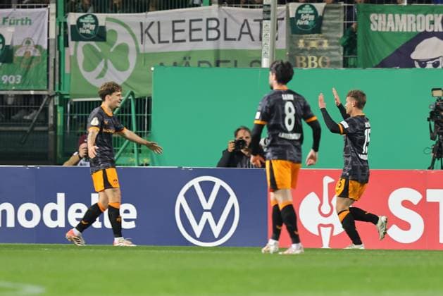 29 10 2025 Football season 2025 2026 DFB Pokal Club Cup 02 round SpVgg Greuther Fürth Kleeblatt 1 FC Kaiserslautern FCK Rote Teufel Sportfoto Zink DaMa xdaxmax regulations prohibit any use of photographs as image sequences and or quasi video Jubel Freude Torjubel nach Tor zum 0 1 Naatan Skyttä 15, 1 FC Kaiserslautern FCK und Mannschaft Team jubiliert freut sich Torschütze Naatan Skyttä 15, 1 FC Kaiserslautern FCK