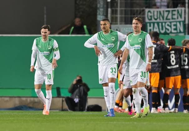 29 10 2025 Football season 2025 2026 DFB Pokal Club Cup 02 round SpVgg Greuther Fürth Kleeblatt 1 FC Kaiserslautern FCK Rote Teufel Sportfoto Zink DaMa xdaxmax regulations prohibit any use of photographs as image sequences and or quasi video Branimir Hrgota 10, SpVgg Greuther Fürth Maximilian Solomon Dietz 33, SpVgg Greuther Fürth Felix Klaus 30, SpVgg Greuther Fürth und Mannschaft Team der SpVgg Greuther Fürth enttäuscht Disappointment after conceding a goal