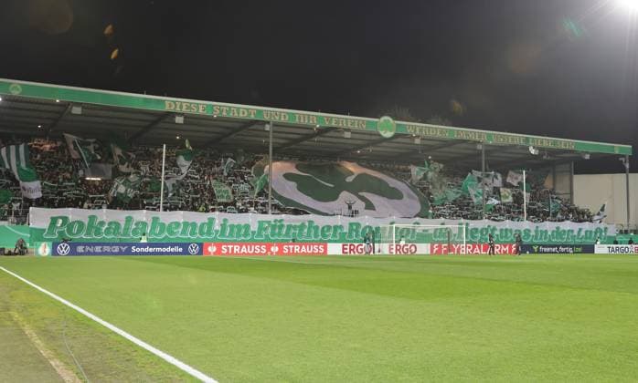 29 10 2025 Football season 2025 2026 DFB Pokal Club Cup 02 round SpVgg Greuther Fürth Kleeblatt 1 FC Kaiserslautern FCK Rote Teufel Sportfoto Zink DaMa xdaxmax regulations prohibit any use of photographs as image sequences and or quasi video Symbolbild Symbol photo Feature Impression Choreography of the cloverleaf fans before the start of the match
