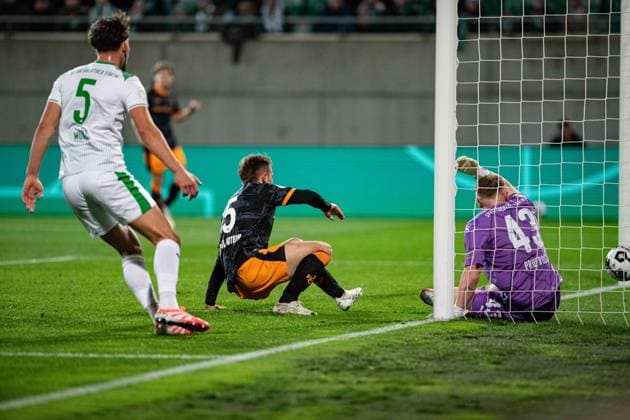 -SpVgg Greuther Fürth vs. 1. FC Kaiserslautern, Sportpark Ronhof Football, German Cup -SpVgg Greuther Fürth vs. 1. FC Kaiserslautern 29 Oct 2025 Sportpark Ronhof, Fürth, Germany Image: Naatan Skyttä (1. FC Kaiserslautern) with a sliding goal to the 0:1, kicking the ball passed Fürth GK Silas Prüfrock. DFL REGULATIONS PROHIBIT ANY USE OF PHOTOGRAPHS AS IMAGE SEQUENCES AND OR QUASI-VIDEO Fürth Sportpark Ronhof Bayern Germany Copyright: xPresseFotoxEvansx