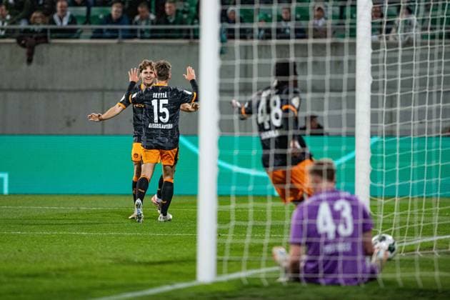-SpVgg Greuther Fürth vs. 1. FC Kaiserslautern, Sportpark Ronhof Football, German Cup -SpVgg Greuther Fürth vs. 1. FC Kaiserslautern 29 Oct 2025 Sportpark Ronhof, Fürth, Germany Image: Naatan Skyttä (1. FC Kaiserslautern) runs to his teammates to celebrate his goal to the 0:1. DFL REGULATIONS PROHIBIT ANY USE OF PHOTOGRAPHS AS IMAGE SEQUENCES AND OR QUASI-VIDEO Fürth Sportpark Ronhof Bayern Germany Copyright: xPresseFotoxEvansx