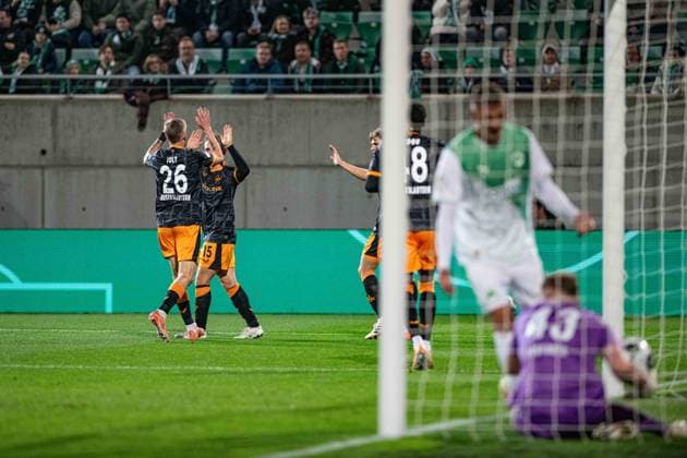 -SpVgg Greuther Fürth vs. 1. FC Kaiserslautern, Sportpark Ronhof Football, German Cup -SpVgg Greuther Fürth vs. 1. FC Kaiserslautern 29 Oct 2025 Sportpark Ronhof, Fürth, Germany Image: Naatan Skyttä (1. FC Kaiserslautern) runs to his teammates to celebrate his goal to the 0:1. DFL REGULATIONS PROHIBIT ANY USE OF PHOTOGRAPHS AS IMAGE SEQUENCES AND OR QUASI-VIDEO Fürth Sportpark Ronhof Bayern Germany Copyright: xPresseFotoxEvansx