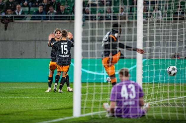 -SpVgg Greuther Fürth vs. 1. FC Kaiserslautern, Sportpark Ronhof Football, German Cup -SpVgg Greuther Fürth vs. 1. FC Kaiserslautern 29 Oct 2025 Sportpark Ronhof, Fürth, Germany Image: Naatan Skyttä (1. FC Kaiserslautern) runs to his teammates to celebrate his goal to the 0:1. DFL REGULATIONS PROHIBIT ANY USE OF PHOTOGRAPHS AS IMAGE SEQUENCES AND OR QUASI-VIDEO Fürth Sportpark Ronhof Bayern Germany Copyright: xPresseFotoxEvansx