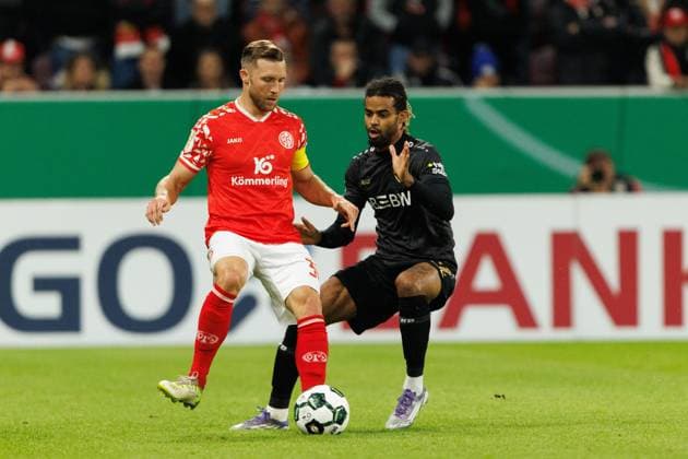 Silvan Dominic Widmer FSV Mainz 05 in duel with Lorenz Assignon VFB Stuttgart , FSV Mainz 05 vs VFB Stuttgart, Football, DFB Pokal, 2 Runde, Saison 2025 2026, 29 10 2025 DFB regulations prohibit any use of photographs as image sequences and or quasi video FSV Mainz 05 vs VFB Stuttgart, Football, DFB Pokal, 2 Runde, Saison 2025 2026, 29 10 2025 Copyright: xEibner-Pressefoto AlexanderxNeisx EP_ANS